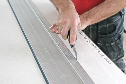 Sådan skæres gipsplader til: I køkken og bryggers er der brug for vandtætte fuger mellem bordplade og væg. Sådan skæres gipsplader til: I køkken og bryggers er der brug for vandtætte fuger mellem bordplade og væg.